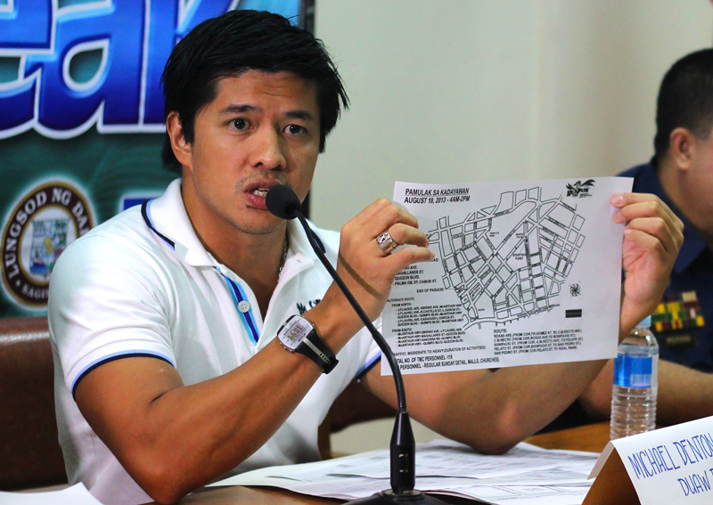 KADAYAWAN PARADE ROUTE  Mikey Aportadera of Duaw Dabaw, the Kadayawan Festival 2013 organizer, presented the route of the Festival's Indak-Indak sa Kadalanan on Saturday and the Pamulak Floral Parade on Sunday.  Aportadera assures the public of safety as long as there is cooperation between the public and police. (davaotoday.com photo by Ace R. Morandante)