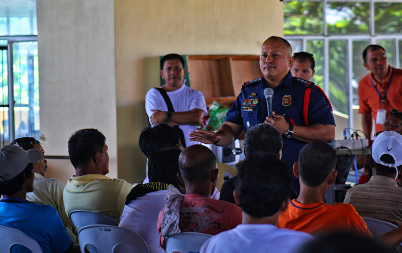 TANODS MOBILIZED FOR SECURITY Davao CIty Police Office Chief Ronald Dela Rosa orients barangay tanods on security measures for the Kadayawan festival.  Around 400 tanods from the first district's 40 barangays would form part of the city's security for Kadyawan which includes police, intelligence, soldiers and volunteers. (davaotoday.com photo by Ace R. Morandante)
