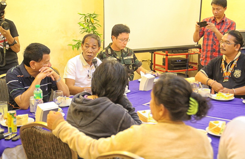 DUTERTE & OTAZA SETTLE MANOBO DISPLACEMENTLoreto, Agusan del Sur Mayor Dario Otaza (in white shirt) finally showed up in a dialogue Thursday at Men Seng Hotel with the Manobo evacuees and concerned groups including Davao City Mayor Rody Duterte (left) to reach an agreement to pullout military and paramilitary troops in their communities so they can return.  The Manobos also demanded seedlings from Otaza to make up for the planting season they lost due to their evacuation. (davaotoday.com photo by Ace R. Morandante)