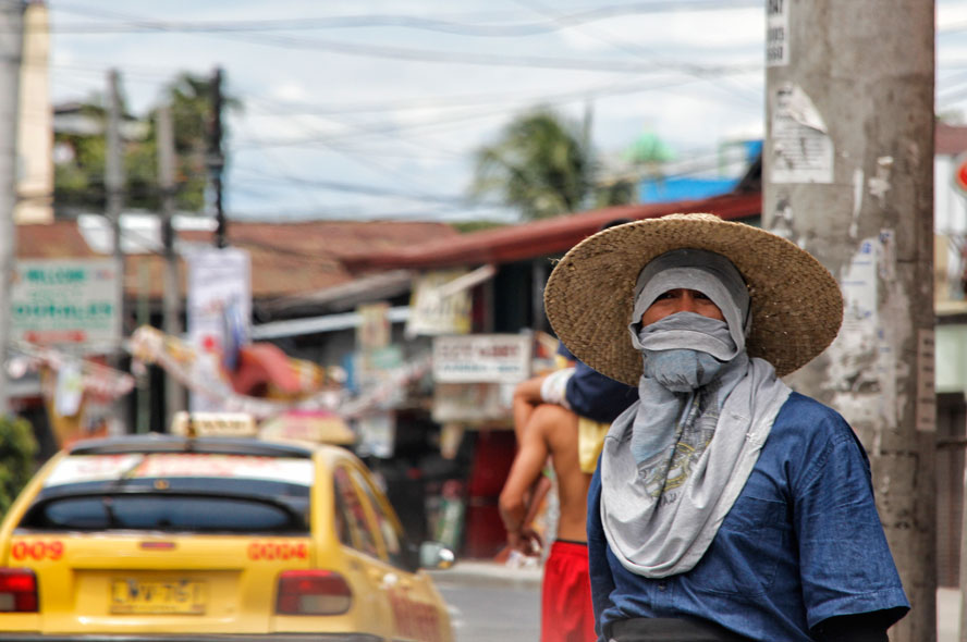 COVERED-UP This woman vendor comes prepared for the afternoon heat on Sunday with a hat and shirt for cover.  Vendors are now busy all over the streets with the Kadayawan events. (davaotoday.com photo by Medel V. Hernani)