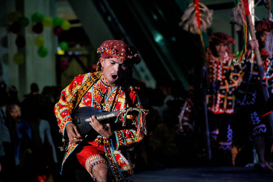 LEADING THE TRIBE This performer plays an ethnic gutiar as he leads his group in a dance during the Sayaw Mindanao held Thursday at SM Annex as part of the  2013 Kadayawan Festival which highlights indigenous cultures in Mindanao. (davaotoday.com photo by Medel V. Hernani)