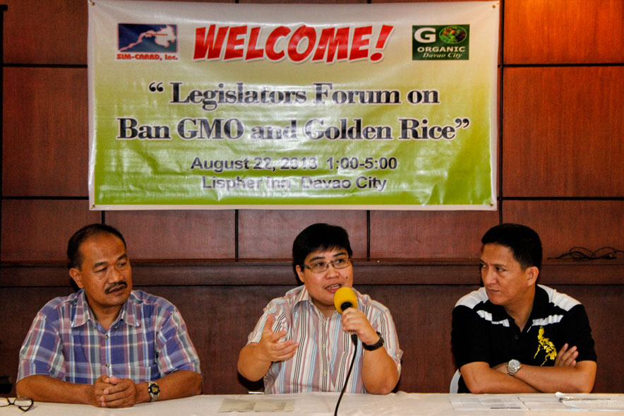 Dr. Chito Medina of farmers support network MASIPAG (left) and Atty. Lee Aurelo of Third World Network (center) call for local and national laws to stop genetic-modified crops in the country for its negative effects on health, income and organic crops.  They were resource persons in a forum last Thursday at Lispher Inn with City Councilors to discuss the banning of GMOs. (davaotoday.com photo by Medel V. Hernani)