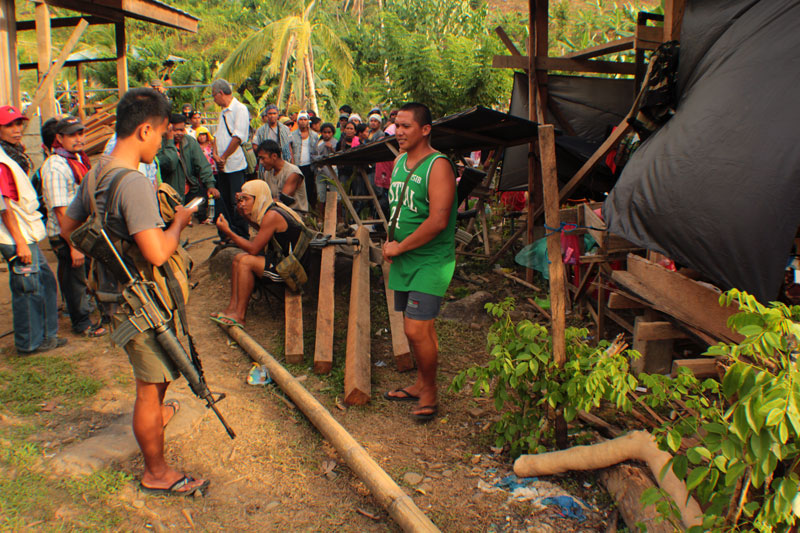 Farmers led by Barug Katawhan confront soldiers who have been camping in the farmers’ residence in Sitio Bongkilaton, Barangay Ngan in Compostela town of Compostela Valley Province.  The farmers complained that soldiers are deployed due to mining operations by San Miguel Company. (davaotoday.com photo by Ace R. Morandante)