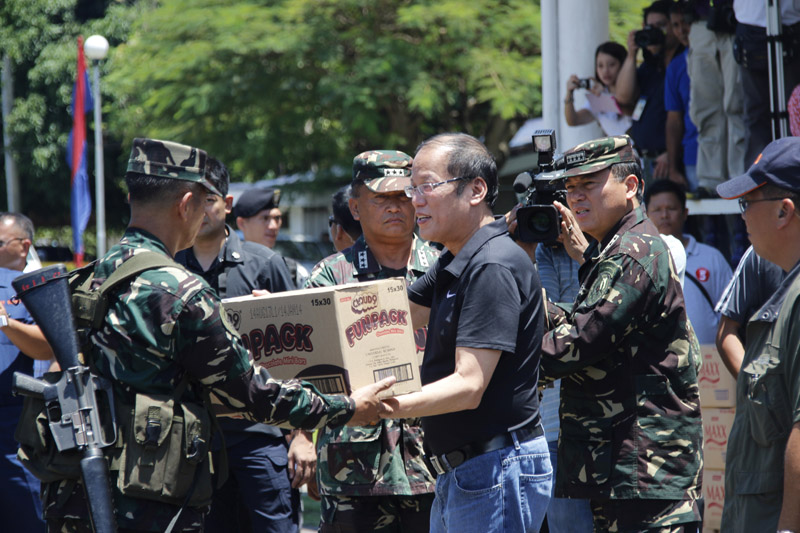 President Benigno Aquino III distributes food packs for soldiers as he also conferred with military and civilian officials about the security situation in Zamboanga City. (davaotoday.com photo by John Rizle L. Saligumba) 