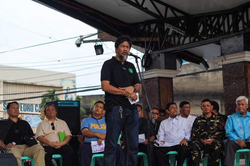 Moro National Liberation Front (MNLF) Davao City Chairman Rolando Olamit called out to fellow MNLF fighters and the government to re-open the door for talks to stop the bloodshed in Zamboanga City. Olamit joined a peace rally initiated by the Philippine national Police and the Arrmed Forces of the Philippines at Rizal Park last Wednesday. (davaotoday.com photo by Ace R. Morandante)