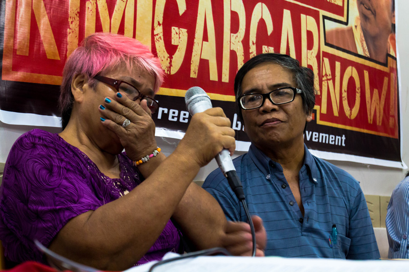 Elizabeth Gargar, mother of detained physicist Kim Gargar, broke down in tears as she belied the military's claim that her son was captured as a New People's Army in Barangay Aliwagwag, Cateel, Davao Oriental province.  Elizabeth and her husband, Manuel (right), are visiting Kim at Mati provincial jail this weekend. (davaotoday.com photo by Ace R. Morandante)