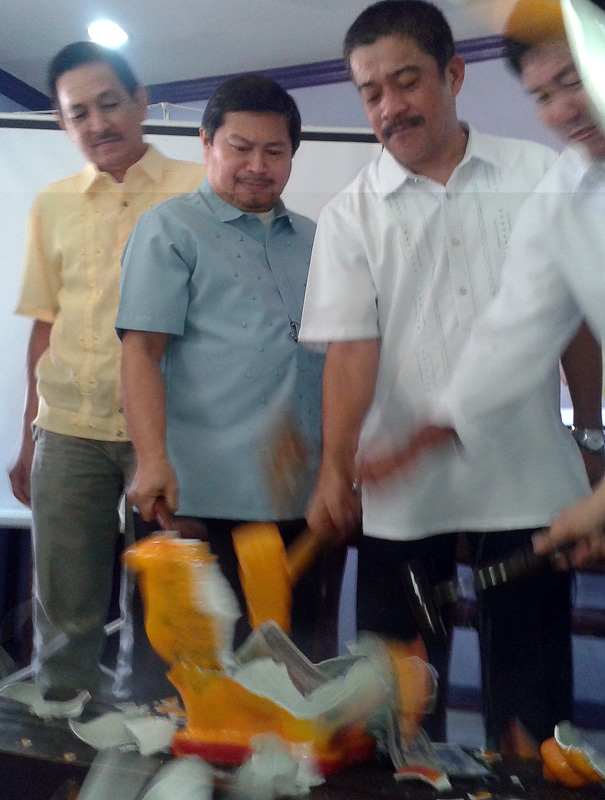 Lawyers smash a pork effigy led by (left) Attys. Jose Edgar Ilagan, IBP Davao President; Manuel Quibod, Free Legal Assistance Group; Bayan Muna Partylist Rep. Carlos Isagani Zarate; and Eduardo Estores, Union of Peoples' Lawyers in Mindanao. (davaotoday.com photo by Tyrone A. Velez)