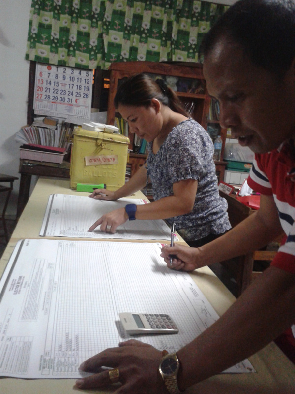 CANVASSING. Teachers acting as board of election tellers do manual canvassing in totaling the votes. (davaotoday.com photo by Tyrone A. Velez)