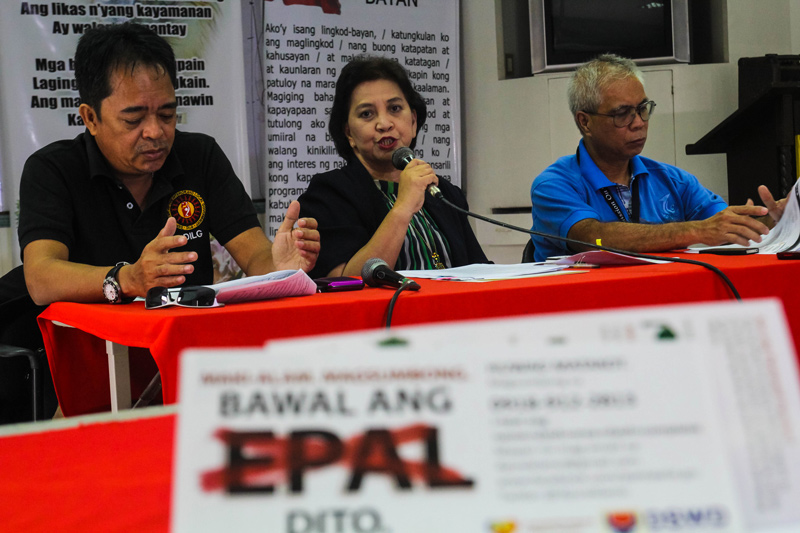 'NO TO EPAL' CAMPAIGN LAUNCHED Department of Social Welfare and Development (DSWD) regional director Prescila Razon (center) launched the "Bawal ang EPAL Dito" campaign for the upcoming barangay elections. she warns incumbent barangay officials from tapping the deparment's 4Ps funds intended for indigents to woo votes.  Along with her is Department of  Interior and Local Government Assistant Regional Director Wilhelm Suyko (left) and Commission on Election Acting Regional Director Tomas S. Valera. (davaotoday.com photo by Ace R. Morandante)