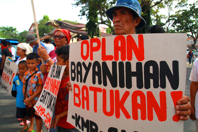 Farmer activists staged a picket along San Pedro Street to commemorate October as peasant month, as they slammed military operations under the Armed Forces' Oplan Bayanihan has displaced and violated their rights. (davaotoday.com photo by Ace R. Morandante)