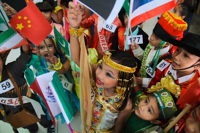 IT’S A SMALL WORLD Waving flags and donning costumes from different nations, pupils paraded for the United Nations Day celebration along SM Annex in Ecoland. (davaotoday.com photo by Ace R. Morandate) 