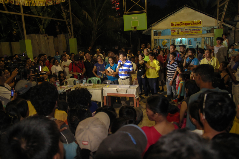 MAYOR VISITS FIRE VICTIMS Mayor Rodrigo Duterte visits survivors of the Barangay 12-B fire near V. Mapa Street to deliver 10,000 pesos in cash and relief packs to the survivors. (davaotoday.com photo by Ace R. Morandate)