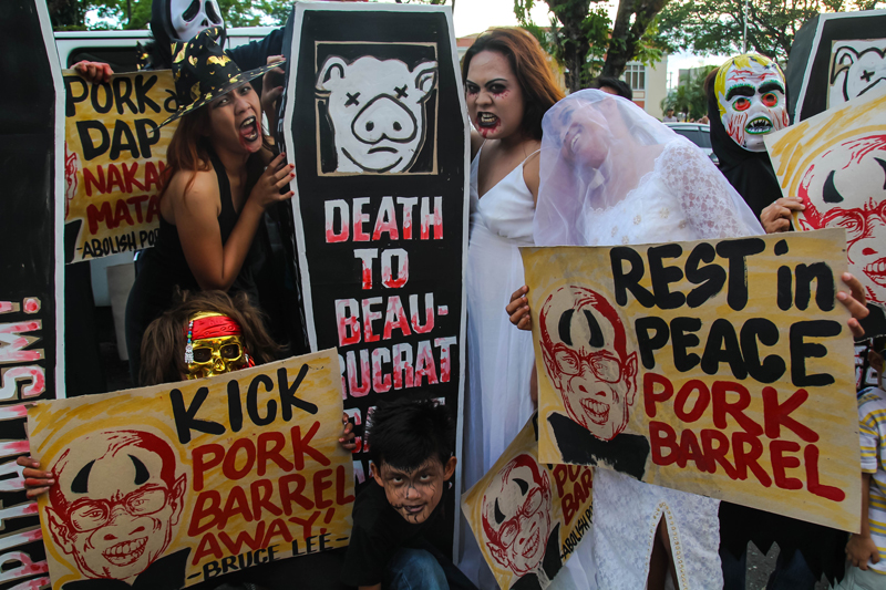 HALLOWEEN VS PORK Activists in Davao staged a Halloween costume protest along San Pedro Street to air their call for the abolition of the President's special funds, DAP and pork barrel funds. (davaotoday.com photo by Ace R. Morandante)
