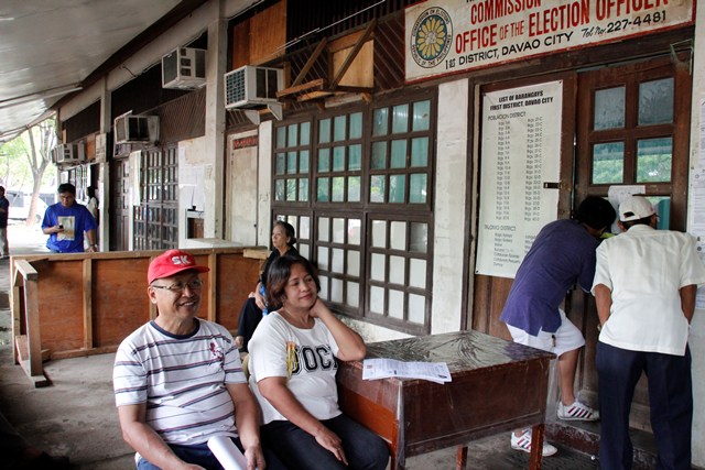 EARLY BIRDS Two candidates for the October 28 Barangay Elections arrived early at the Commission on Election (Comelec) office at R. Magsaysay Park to file their candidacies. (davaotoday.com photo by Medel V. Hernani)