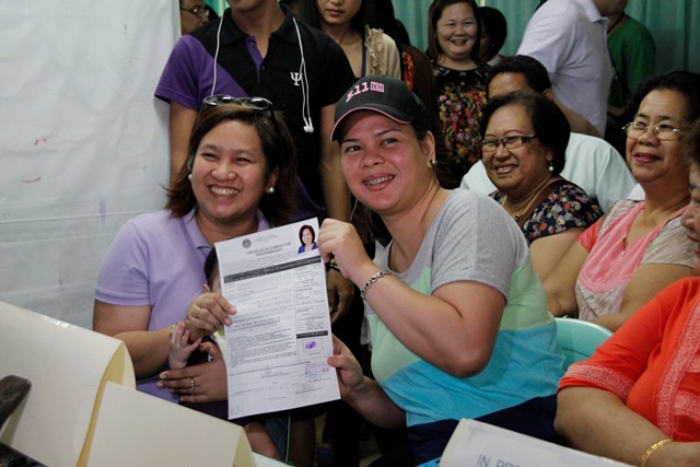 Angela Librado-Trinidad (left) gets support from former Mayor Sara Duterte (right) in her candidacy for barangay chair of Matina Crossing or 74-A. (davaotoday.com photo by Medel V. Hernani)