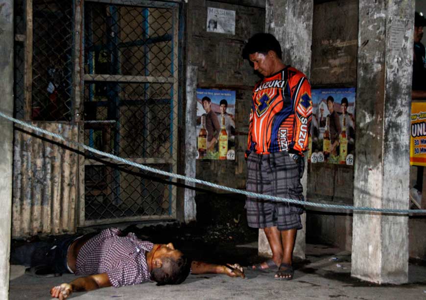 IN COLD BLOOD. Dodong Barlomcato could only stand and look at the lifeless body of his brother Godofredo, who was stabbed by his drinking buddy in a videoke bar along Sasa Highway on Wednesday night. (davaotoday.com photo by Medel V. Hernani)