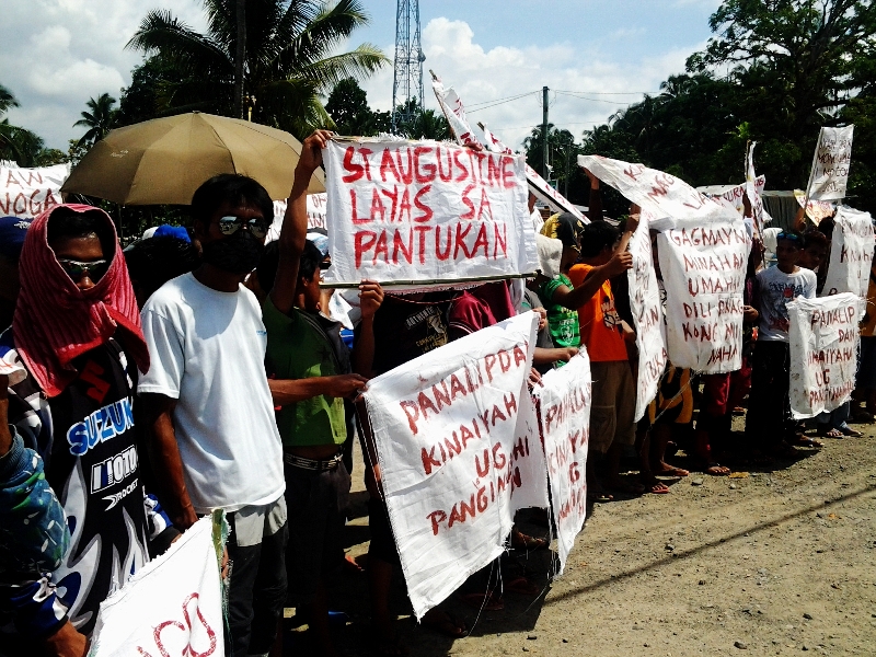 Pantukan residents and small scale miners show their opposition to large-scale mines. (davaotoday.com photo by Mart D. Sambalud)