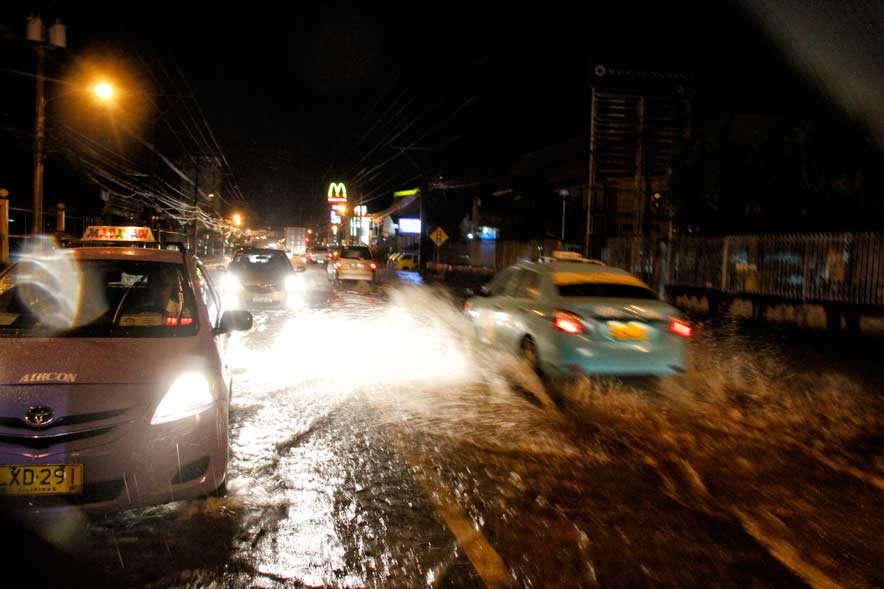 WADING THROUGH FLOOD Few taxicabs and vehicles plied the flood along Lanag due to heavy rain Thursday.  With the rainy season coming, citizens are concerned about the city's preparation and repair of canals and drainage system in the urban area. (davaotoday.com photo by Medel V. Hernani)