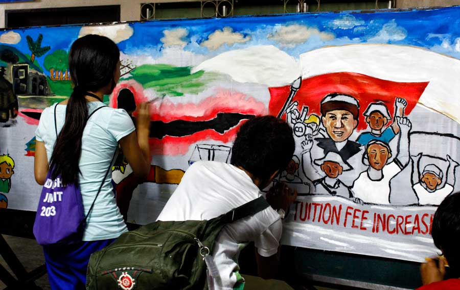 VISUALIZING PROTEST Student leaders of Assumption College of Davao express their stand on issues through visuals in their recent campus leader’s Congress held last week.  Local artists engaged the youth in visuals, theater, music and leadership skills. (davaotoday.com photo by Medel V. Hernani)
