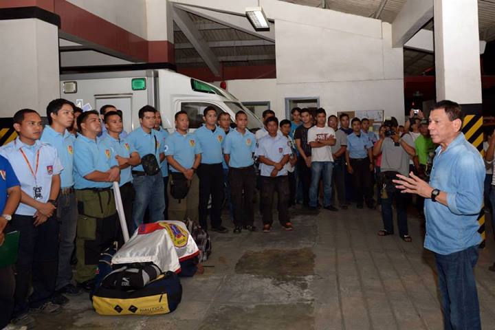 Mayor Rodrigo Duterte (right) briefs the Tacloban-bound medical and rescue team. (photo courtesy of Davao City Information Office.)