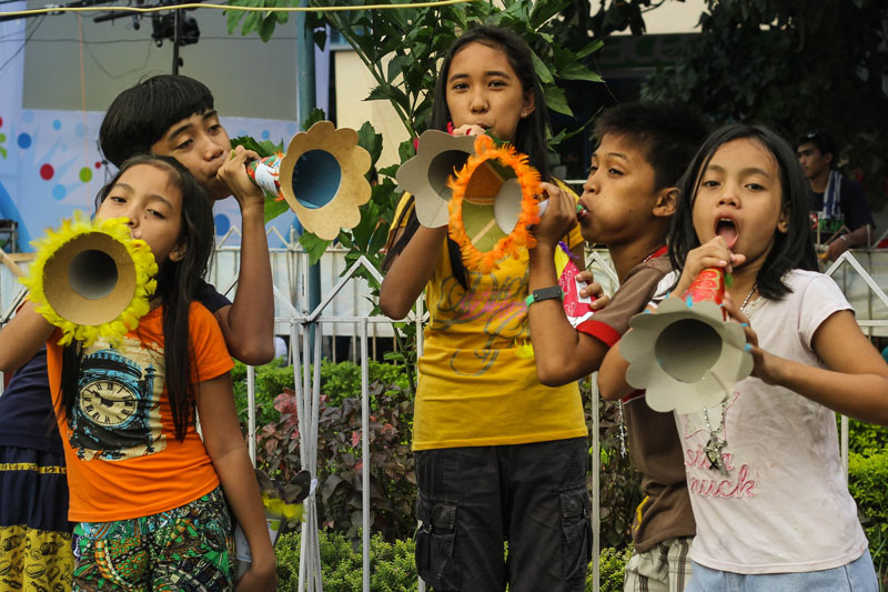 PRACTICE FOR TOROTOT FESTIVAL. These kids practice with colorful horns for Davao City’s goal for the world record of gathering 10,000 people for the Torotot Festival to welcome the new year. (davaotoday.com photo by Ace R. Morandante)
