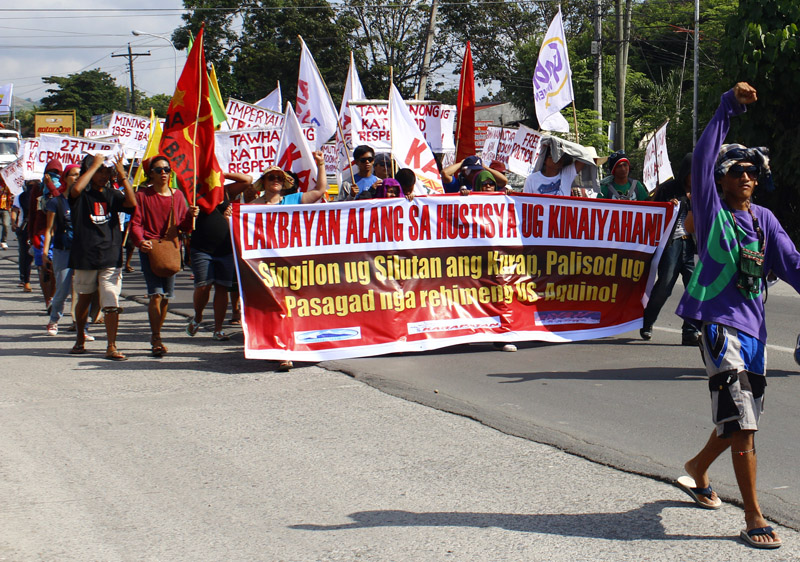 ‘LAKBAYAN’ FOR ENVIRONMENT JUSTICE Farmers and activists from Socsksargen areas held a ‘Lakbayan’ or ‘People’s March’ in Digos City Sunday in commemoration of the 65th Human Rights Day as they slam a mining company for encroaching on tribal ancestral lands and indigenous peoples’ rights. (davaotoday.com photo by Earl O. Condeza)