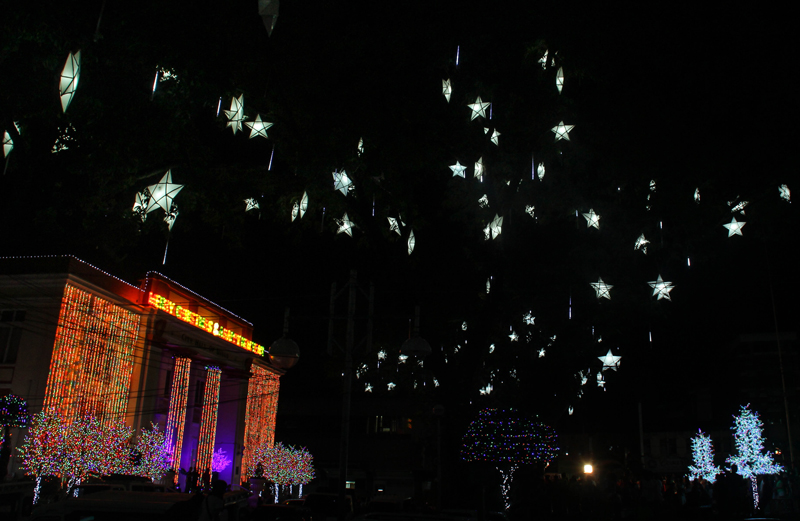 STARRY STARRY NIGHT Christmas stars light up the trees in front of Davao City Hall which attracts passersby while they do their shopping or strolling along San Pedro Street. (davaotoday.com photo by Rawi June Morandante)