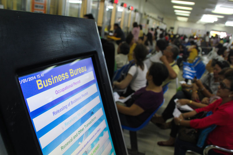 BUSINESS PERMIT RENEWAL. Store and business owners flock to the city’s Business Bureau on Monday to renew their business permits. The bureau estimates to collect fees from around 35,000 establishments in the city. (davaotoday.com photo by Ace R. Morandante)