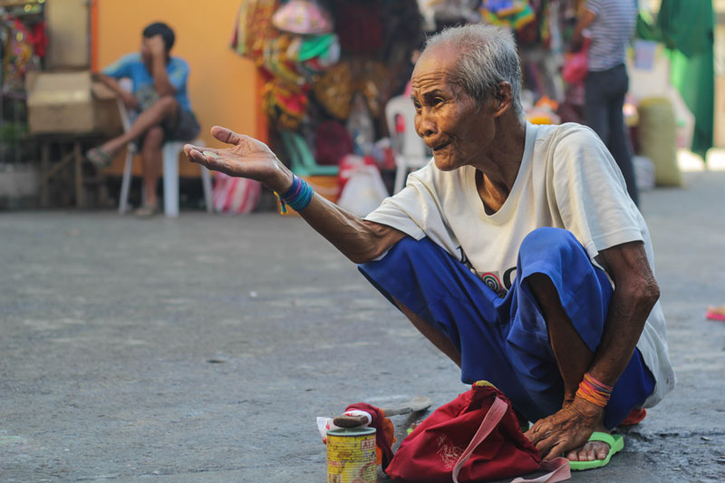 ELDERLY BEGGING. An elderly beggar on the streets belies the government’s pronouncement that the economy rose by 7.2% of GDP in the last quarter of 2013. (Ace Morandante/ davaotoday.com)