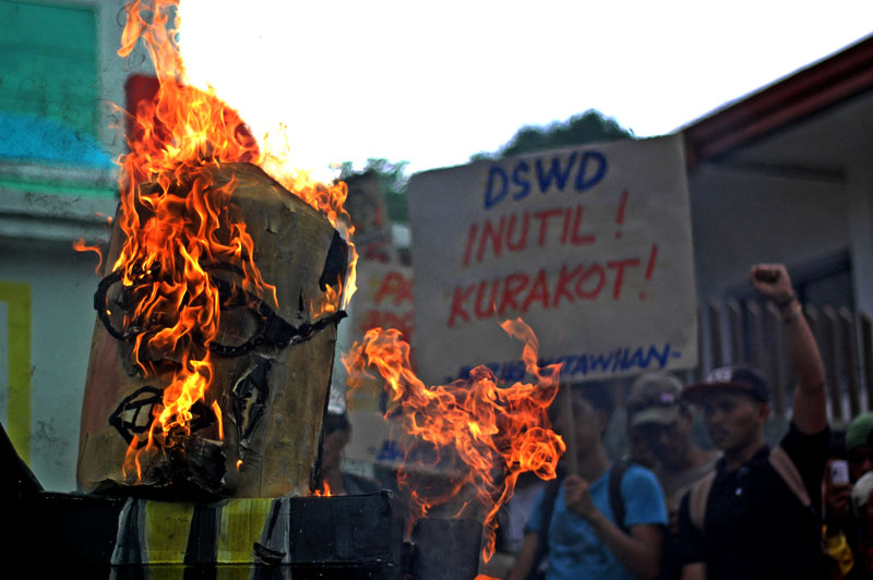 BURNING PRESIDENT AQUINO. Typhoon Pablo victims burn an effigy of President Aquino to symbolize their disgust on government's "inutility" to respond to the needs of disaster victims (Jaja Necosia/davaotoday.com)