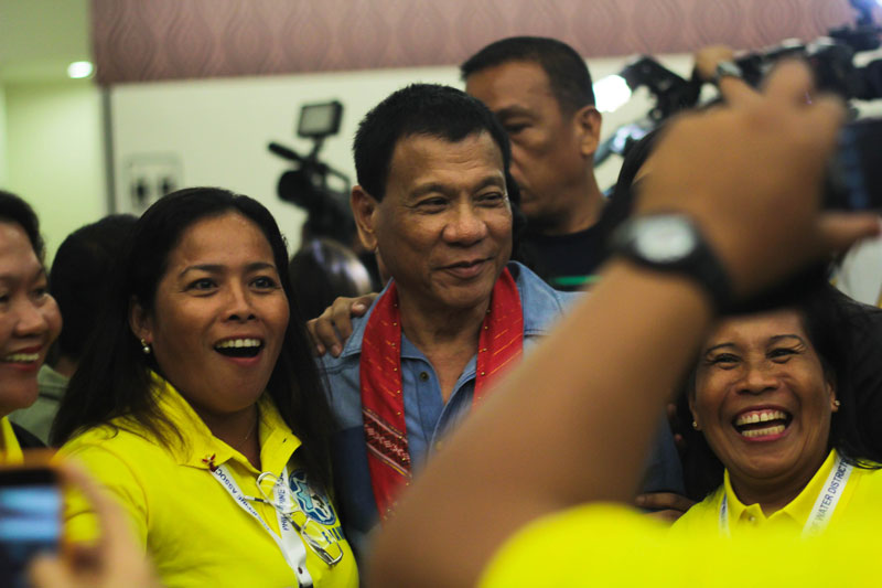 STARSTRUCK. Davao City Mayor Rodrigo Duterte gets the celebrity treatment as he poses with delegates in the National Convention of the Philippine Association of Water Districts at SMX Convention Center. (Ace Morandante/ davaotoday.com)