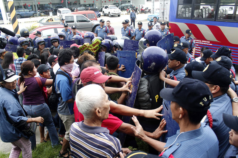 BLOCKED. Activists faced a phalanx of shield-wielding police that foiled their rally at the Waterfront Hotel where President Benigno Aquino addressed leaders of the Autonomous Region in Muslim Mindanao LGU summit. (John Rizle Saligumba/ davaotoday.com)