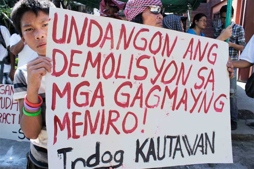 Some 500 farmers from Barangay Teresa of Maco town, Compostela Valley picketed the Mines and Geosciences Bureau in Davao City to raise their fear of dislocation from the expansion of Apex Mining Company.