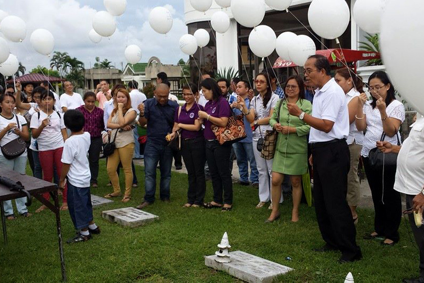 Relatives and friends of slain lawyer Emmanuel Acuña flew balloons during his burial at Davao Memorial Park last Monday asking for justice, while police are continuing the probe on his murder. (contributed photo by Rex Velesrubio)