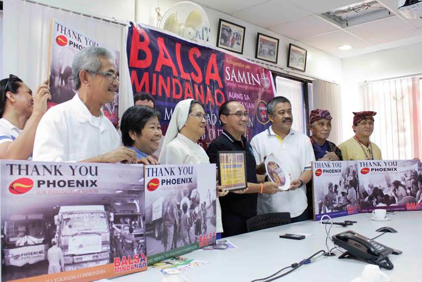 Balsa Mindanao conveners present their  plaque of commendation to Phoenix Petroleum Corporate Affairs Manager Ben Sur (black shirt) for their support to the survivors of Typhoon Yolanda in Leyte. 