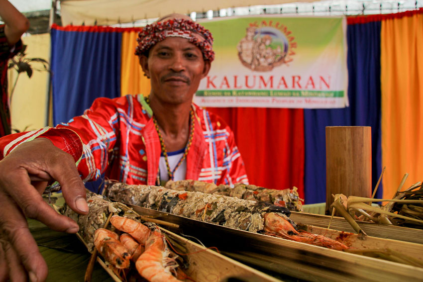 The indigenous peoples’ alliance Kalumaran promotes their traditional food called Tinalombo in Matigsalog or Linutlot in Bagobo where rice, shrimps, fish, chicken, coconut, and onion are steamed inside bamboo stems. 