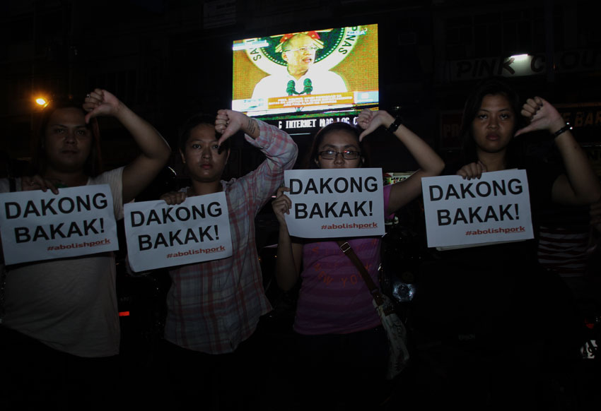 Activists in Davao City flash slogans that President Noynoy Aquino made big lies during his televised speech on Monday night defending the Disbursement Acceleration Program (DAP) as beneficial to the people.