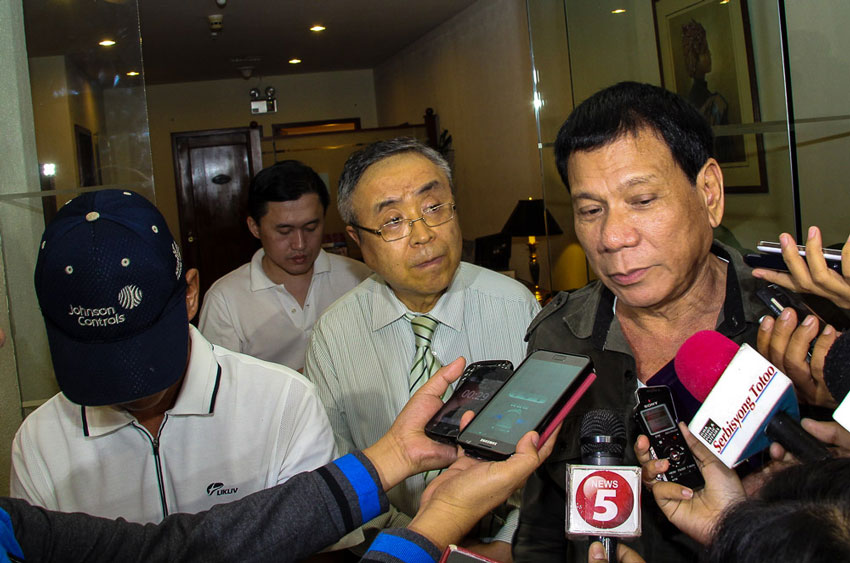 Yashuhiro Nakamura (with cap) was presented to Mayor Rodrigo Duterte Thursday night by Japanese Consul  Koichi Ibara (middle) after reportedly kidnapped last April in Maguindanao but was eventually released. 