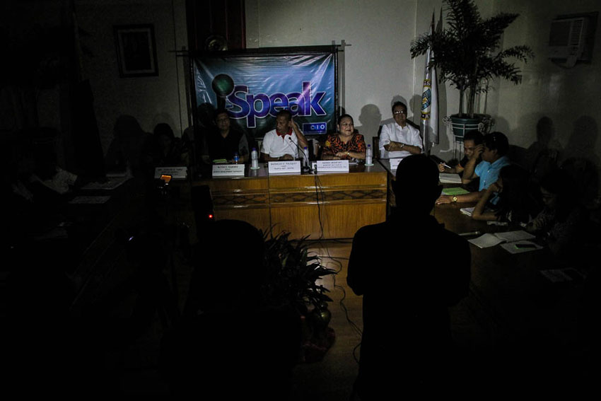 While the regular I-Speak press conference of the Davao City government was going on, the lights suddenly went off lasting on ehour. The City Information Office continued the presscon however.