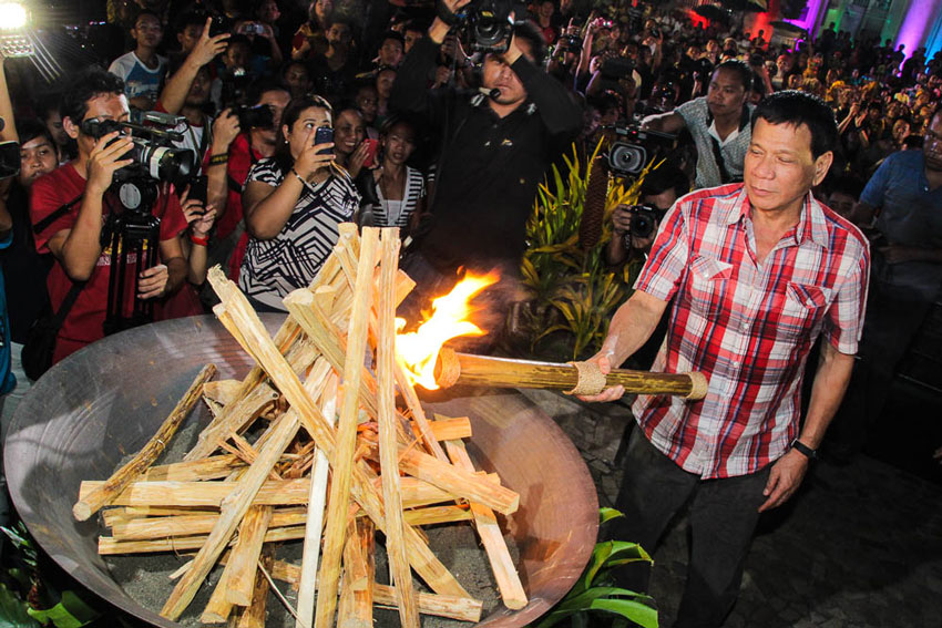 The 29th Kadayawan Festival opened with a torch by Mayor Rodrigo Duterte. 