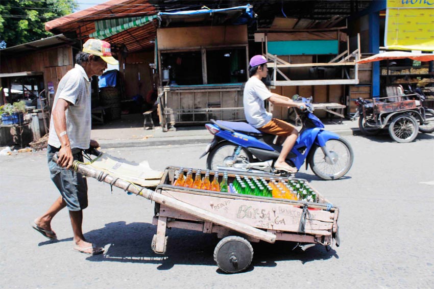 Amidst the humid weather, this old man delivers refreshing soft drinks to Bankerohan Public Market.