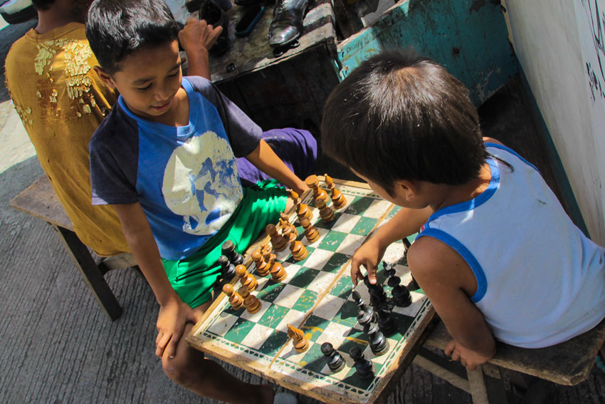 The difficult chess game seems easy for these young tots who take it as a pastime away from school along Claveria Street, Davao City. 