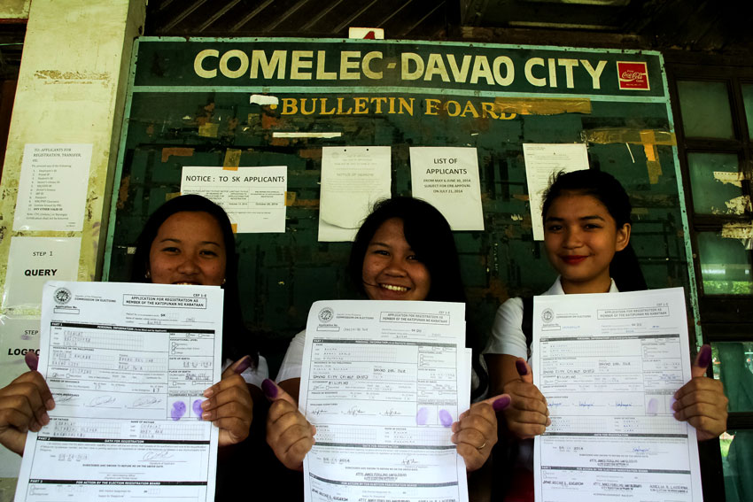 BEATING THE DEADLINE. Freshmen students from the University of Immaculate Conception is finally registered for the upcoming Sangguniang Kabataan Elections at the Comelec Regional Office today (September 29), the last day of the registrations.