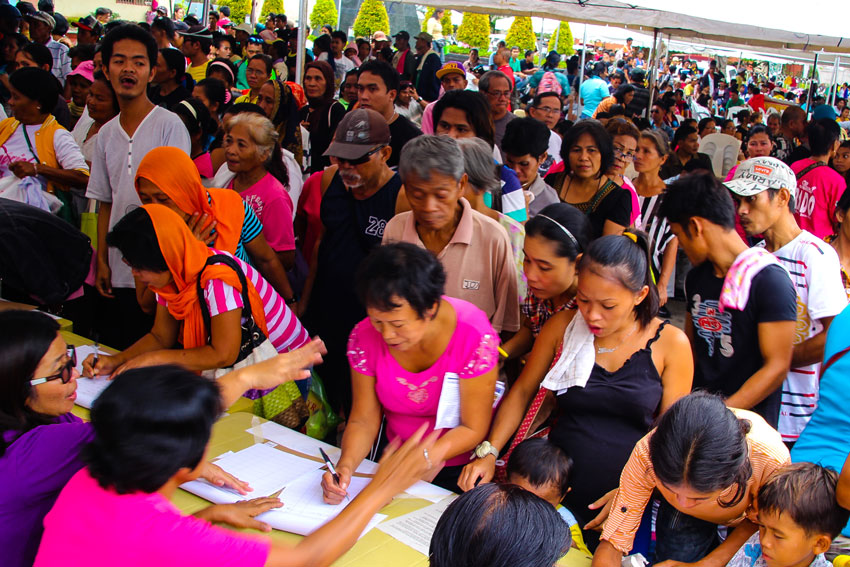 SIGNED. Hundreds of Davaoeños signed the document seeking to abolish PDAF during the launching of Peoples Intiative today at Rizal Park in Davao City.