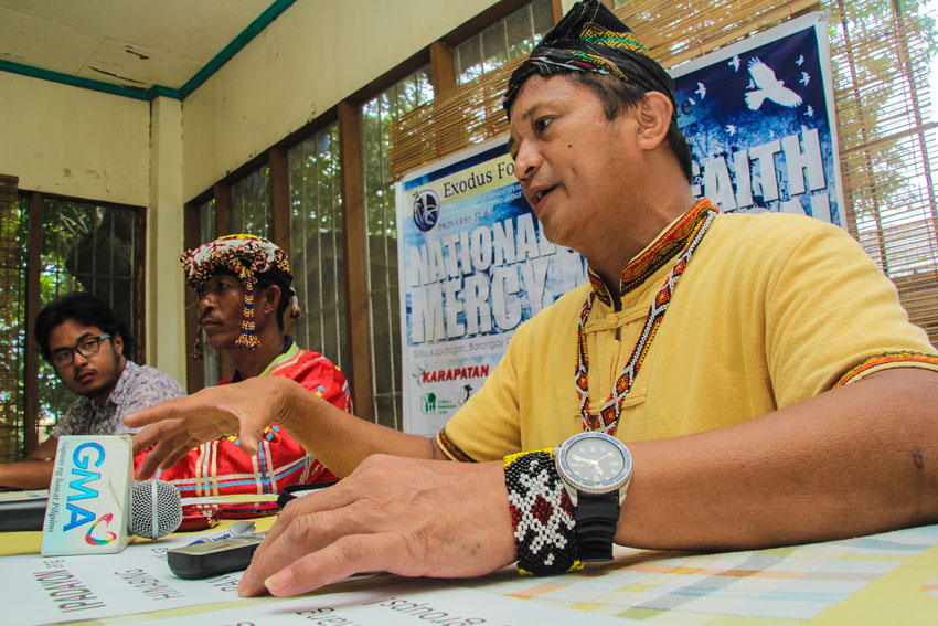 Militant Lumad leader Dolphing Ogan criticized top officials of Kapalong town, Davao del Norte for blocking the entry of delegates of National Interfaith Mission last week.