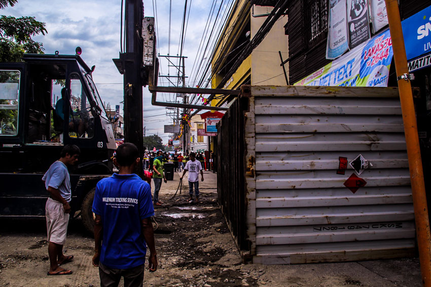 A container van carrying toxic chemical fell off the truck and onto the road fronting the Kapitan Tomas Monteverde Elementary School. School officials called off classes to keep school children away from the pungent fume, as health and rescue personnel work out a containment against the effect of the formic acid, a chemical used to harden rubber.