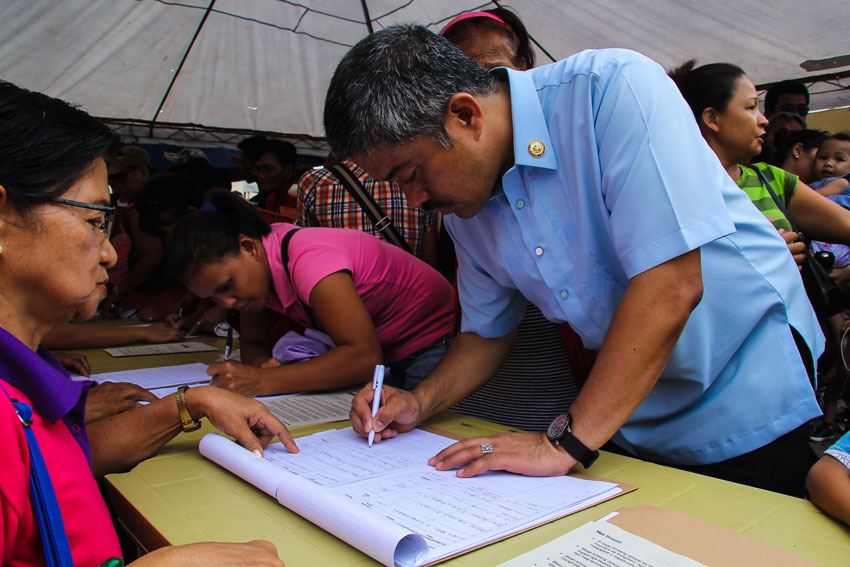 SIGNING. Bayan Muna Representative Karlos Zarate signs the document calling on Congress to abolish the pork barrel. The document is being pushed through Constitutionally-recognized people's initiative during the launching on Friday of the Peoples Initiative in Southern Mindanao Region for the abolition of the Pork Barrel System.