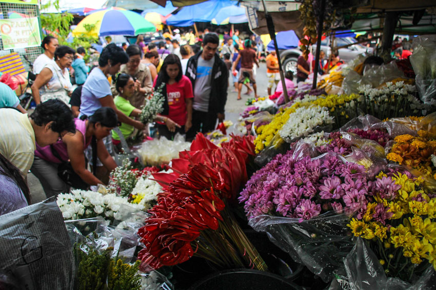 Cemetery-goers flock to the Bankerohan public market to buy flowers for their loved ones. Flowers range from P150 to P500. (Ace R. Morandante/davaotoday.com)