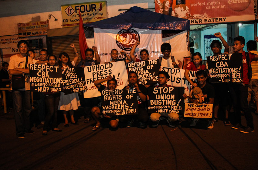 Members of National Union of Journalists in the Philippines (NUJP) expressed support to RMN Employees Union on their strike that started October 2 after negotiations failed on a new Collective Bargaining Agreement. (Ace Morandante/davaotoday.com)