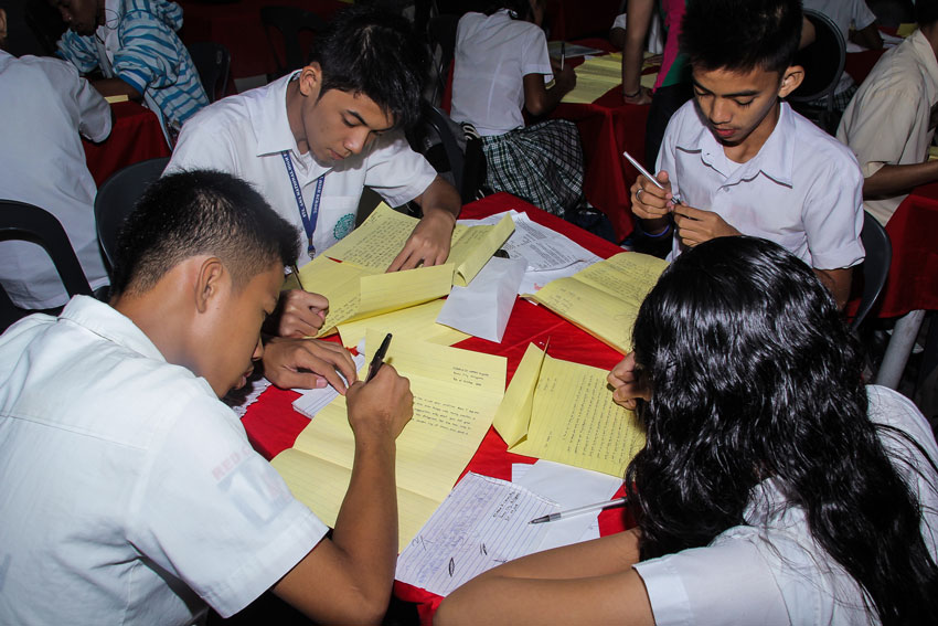 Students from Sta. Ana National High School write letters to their loved ones during the 2nd National Letter Writing Day held at SM Annex, Ecoland, Thursday. The activity is a joint project of the Philippine Post Office, Department of Education and Komisyon ng Wikang Filipino to encourage the new generation to continue the practice of sending letters through the mails. (Ace R. Morandante/davaotoday.com)